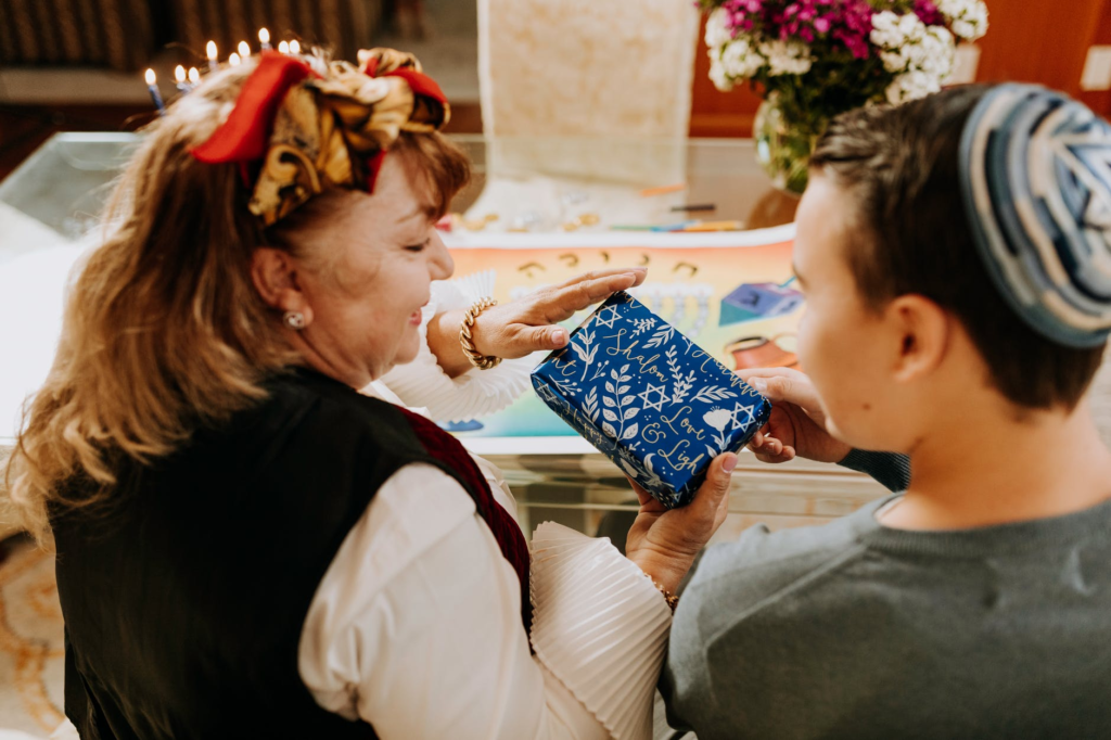 A Cool Gift Ideas Guide for a 13-Year-Old Boy's Birthday - Share Gift