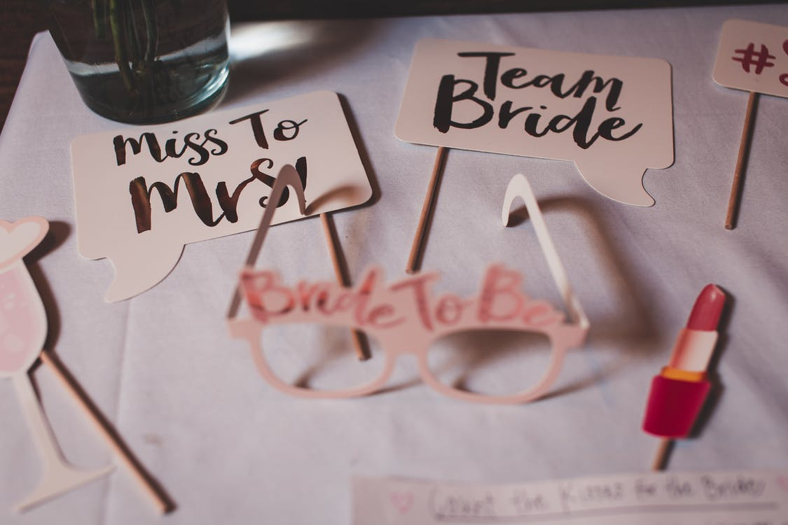 You are currently viewing 13 Practical Bridal Shower Gift Ideas for the Bride-to-Be