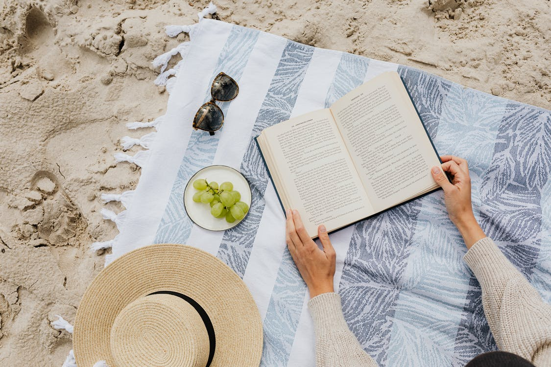 You are currently viewing 10 Summer Beach Reads You Need to Grab This Summer