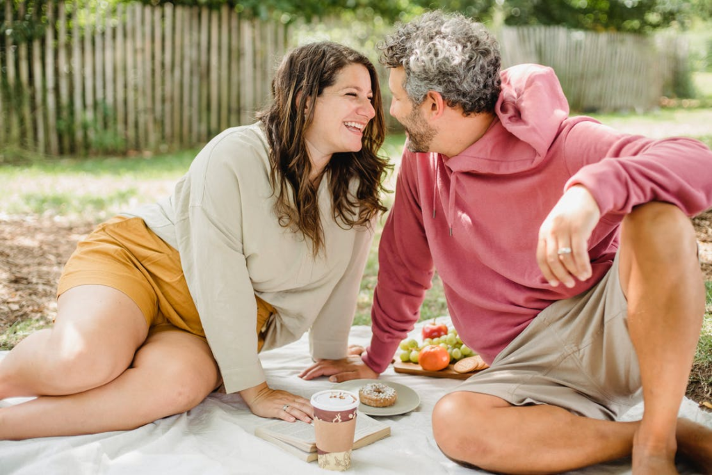 A Complete Guide for Couples to Pack an Amazing Picnic - Share Gift ...